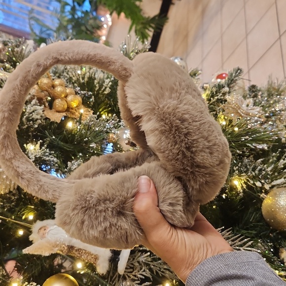 NEW UGG EAR MUFFINS - Picture 2 of 3